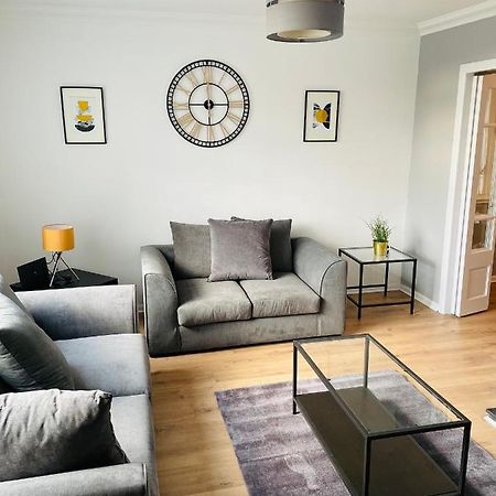 Wolverhampton Large 3 Bedrooms 5 Bed House Perfect For Short & Long Stays Contractors Business Nhs Insurance 1 Bathroom And Separate Wc Private Garden Driveway For 2 Large Vehicles Close To City Centre M6 M54 And Walsall Willenhall Cannock Property Kültér fotó