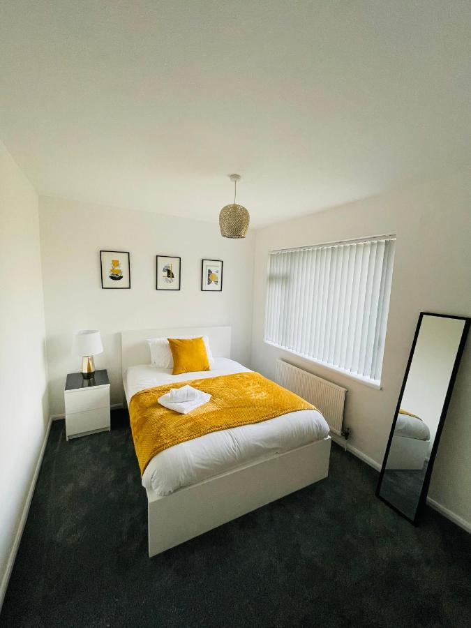 Wolverhampton Large 3 Bedrooms 5 Bed House Perfect For Short & Long Stays Contractors Business Nhs Insurance 1 Bathroom And Separate Wc Private Garden Driveway For 2 Large Vehicles Close To City Centre M6 M54 And Walsall Willenhall Cannock Property Kültér fotó