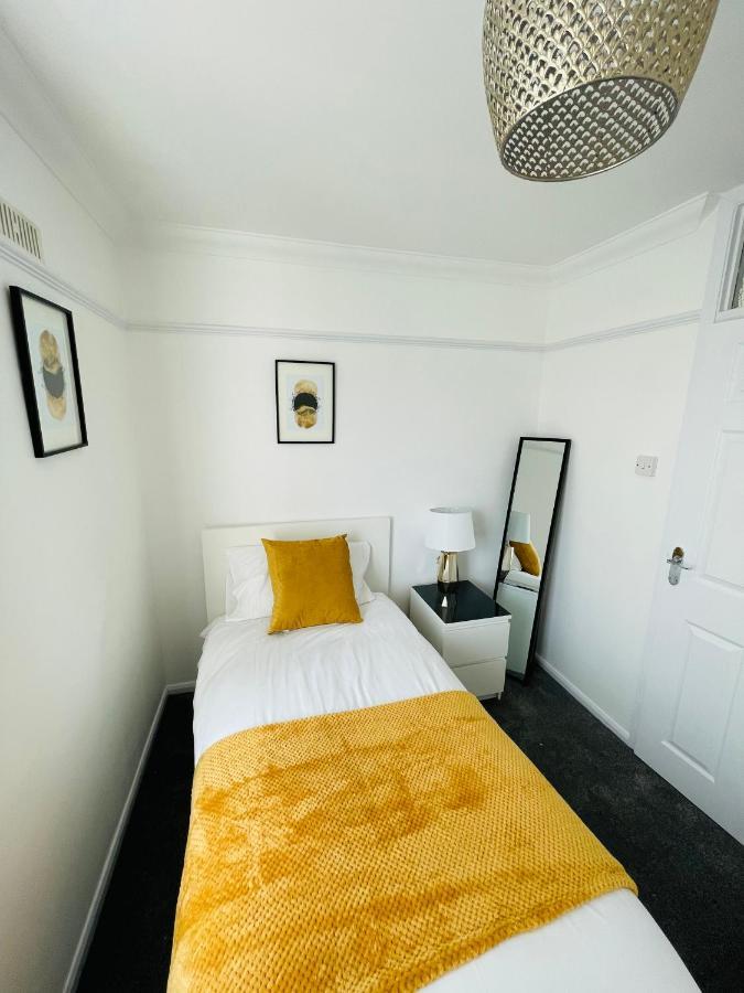 Wolverhampton Large 3 Bedrooms 5 Bed House Perfect For Short & Long Stays Contractors Business Nhs Insurance 1 Bathroom And Separate Wc Private Garden Driveway For 2 Large Vehicles Close To City Centre M6 M54 And Walsall Willenhall Cannock Property Kültér fotó