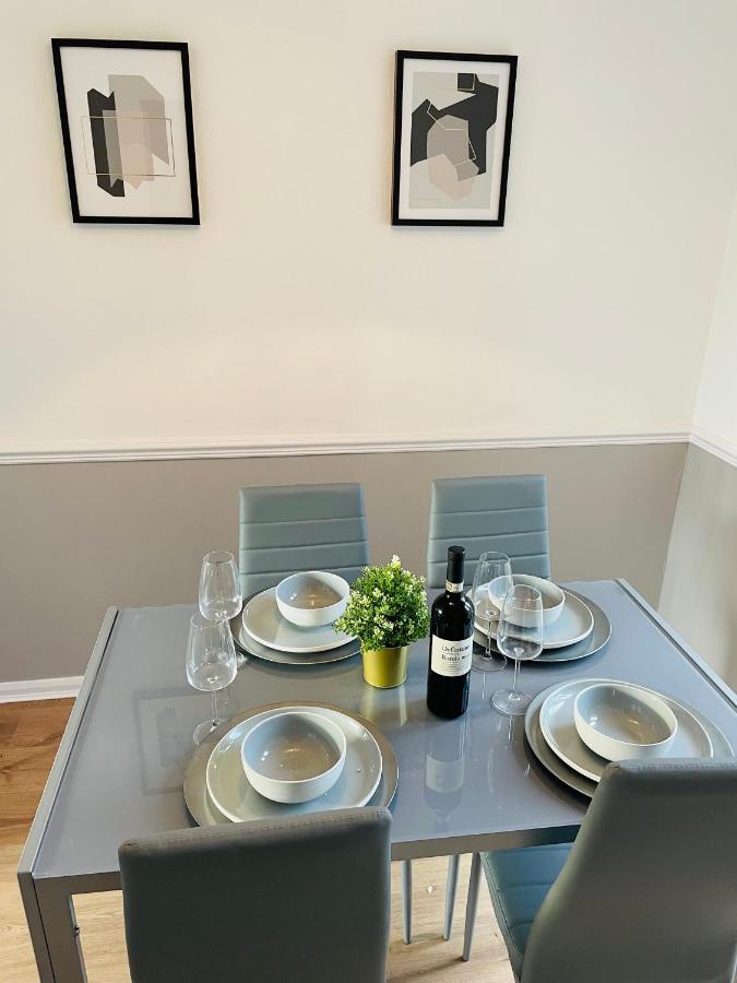 Wolverhampton Large 3 Bedrooms 5 Bed House Perfect For Short & Long Stays Contractors Business Nhs Insurance 1 Bathroom And Separate Wc Private Garden Driveway For 2 Large Vehicles Close To City Centre M6 M54 And Walsall Willenhall Cannock Property Kültér fotó