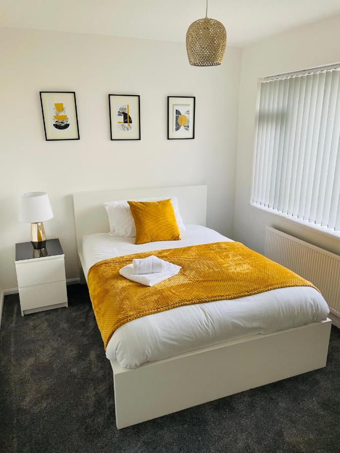 Wolverhampton Large 3 Bedrooms 5 Bed House Perfect For Short & Long Stays Contractors Business Nhs Insurance 1 Bathroom And Separate Wc Private Garden Driveway For 2 Large Vehicles Close To City Centre M6 M54 And Walsall Willenhall Cannock Property Kültér fotó