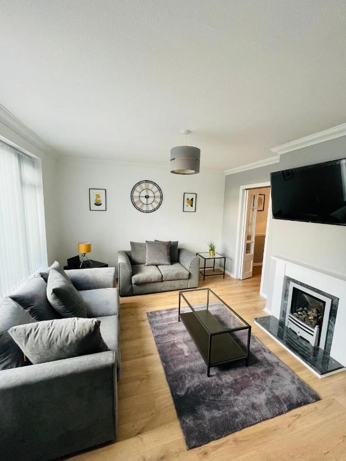 Wolverhampton Large 3 Bedrooms 5 Bed House Perfect For Short & Long Stays Contractors Business Nhs Insurance 1 Bathroom And Separate Wc Private Garden Driveway For 2 Large Vehicles Close To City Centre M6 M54 And Walsall Willenhall Cannock Property Kültér fotó