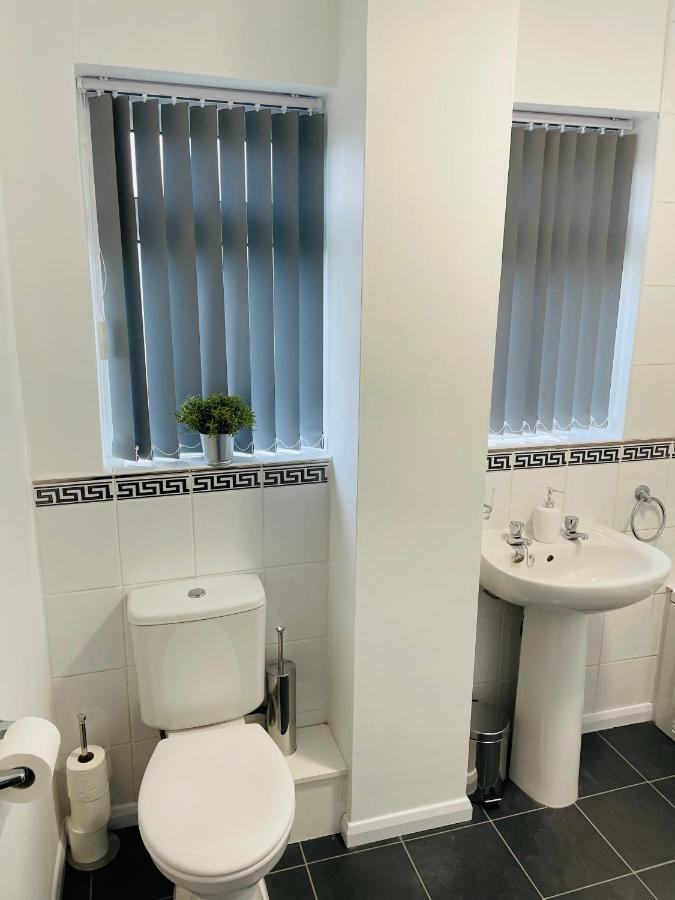 Wolverhampton Large 3 Bedrooms 5 Bed House Perfect For Short & Long Stays Contractors Business Nhs Insurance 1 Bathroom And Separate Wc Private Garden Driveway For 2 Large Vehicles Close To City Centre M6 M54 And Walsall Willenhall Cannock Property Kültér fotó