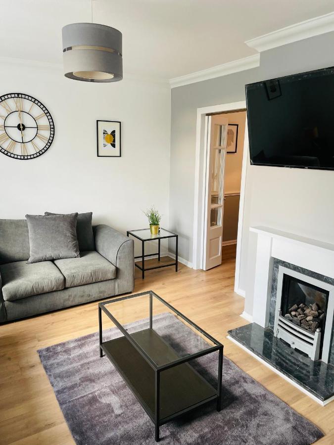 Wolverhampton Large 3 Bedrooms 5 Bed House Perfect For Short & Long Stays Contractors Business Nhs Insurance 1 Bathroom And Separate Wc Private Garden Driveway For 2 Large Vehicles Close To City Centre M6 M54 And Walsall Willenhall Cannock Property Kültér fotó