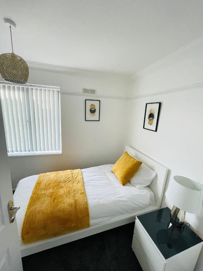 Wolverhampton Large 3 Bedrooms 5 Bed House Perfect For Short & Long Stays Contractors Business Nhs Insurance 1 Bathroom And Separate Wc Private Garden Driveway For 2 Large Vehicles Close To City Centre M6 M54 And Walsall Willenhall Cannock Property Kültér fotó