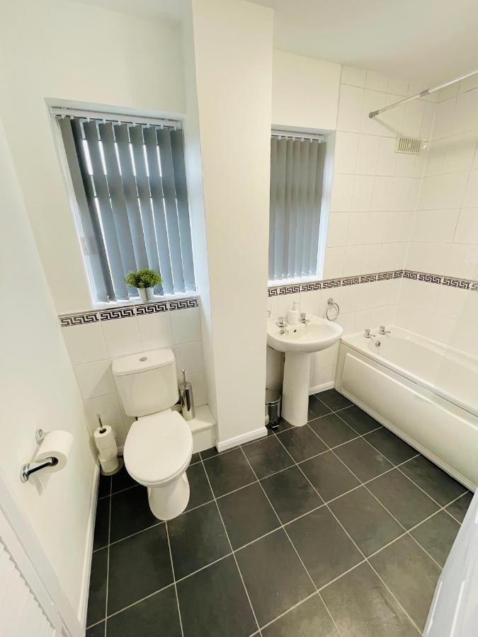 Wolverhampton Large 3 Bedrooms 5 Bed House Perfect For Short & Long Stays Contractors Business Nhs Insurance 1 Bathroom And Separate Wc Private Garden Driveway For 2 Large Vehicles Close To City Centre M6 M54 And Walsall Willenhall Cannock Property Kültér fotó