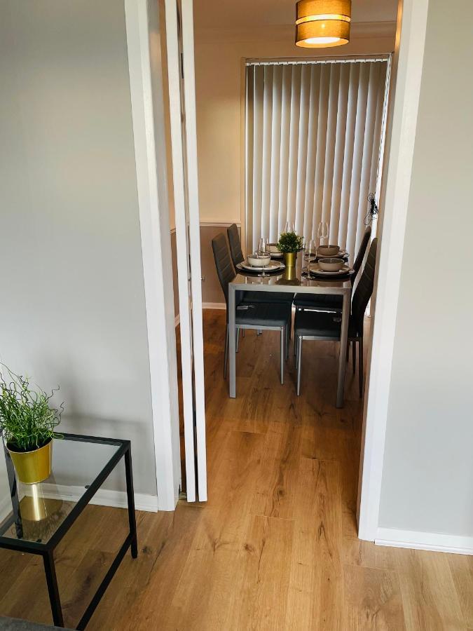 Wolverhampton Large 3 Bedrooms 5 Bed House Perfect For Short & Long Stays Contractors Business Nhs Insurance 1 Bathroom And Separate Wc Private Garden Driveway For 2 Large Vehicles Close To City Centre M6 M54 And Walsall Willenhall Cannock Property Kültér fotó
