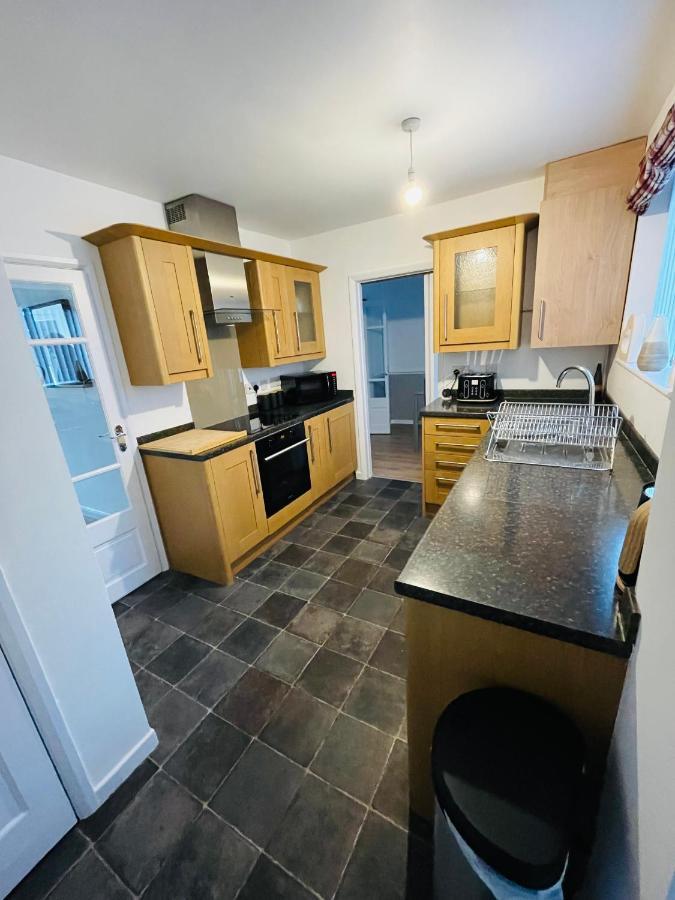 Wolverhampton Large 3 Bedrooms 5 Bed House Perfect For Short & Long Stays Contractors Business Nhs Insurance 1 Bathroom And Separate Wc Private Garden Driveway For 2 Large Vehicles Close To City Centre M6 M54 And Walsall Willenhall Cannock Property Kültér fotó
