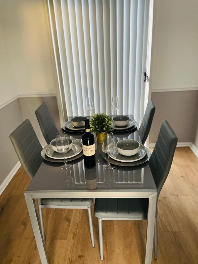 Wolverhampton Large 3 Bedrooms 5 Bed House Perfect For Short & Long Stays Contractors Business Nhs Insurance 1 Bathroom And Separate Wc Private Garden Driveway For 2 Large Vehicles Close To City Centre M6 M54 And Walsall Willenhall Cannock Property Kültér fotó