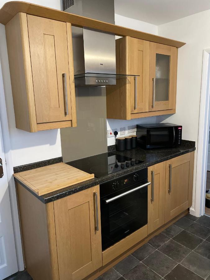 Wolverhampton Large 3 Bedrooms 5 Bed House Perfect For Short & Long Stays Contractors Business Nhs Insurance 1 Bathroom And Separate Wc Private Garden Driveway For 2 Large Vehicles Close To City Centre M6 M54 And Walsall Willenhall Cannock Property Kültér fotó